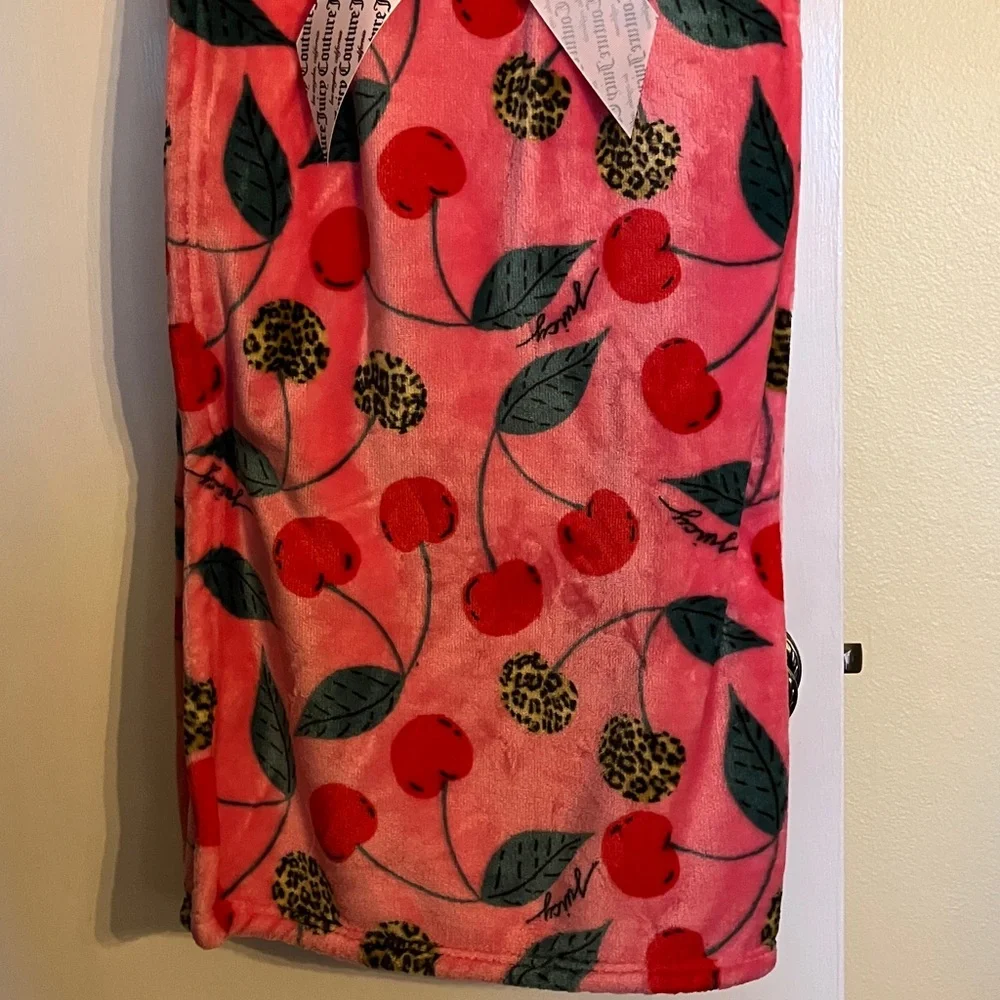 🍒Juicy Couture oversized soft plush throw blanket NWT - Picture 8 of 13
